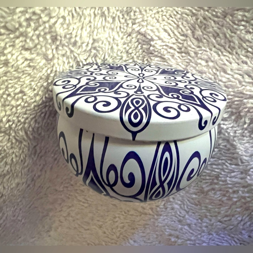 Adorable recycled trinket box - former life as a candle
